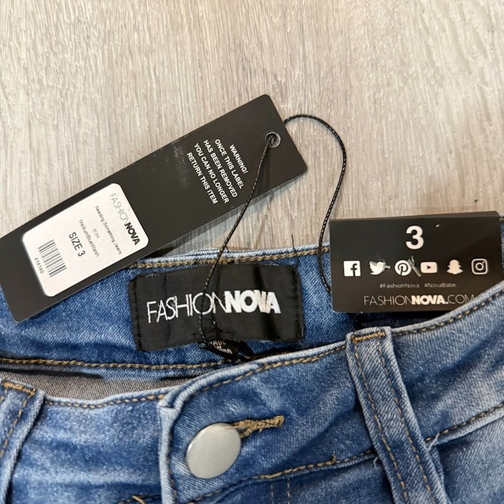 Fashion Nova Womens Mid Rise Skinny Leg Denim Distressed Jeans Blue Size 3 NWT - Picture 3 of 7